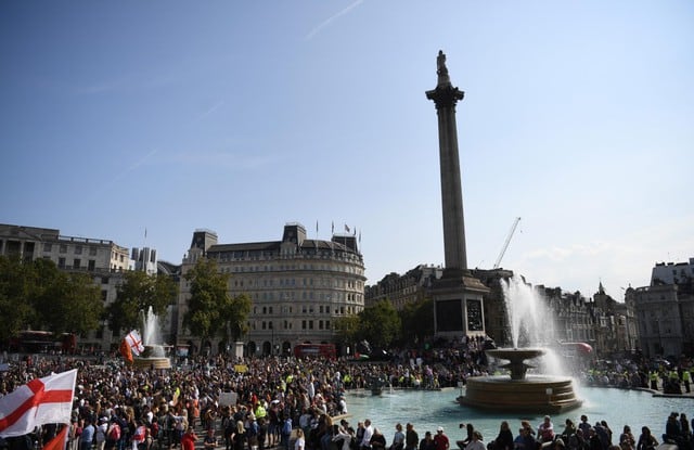 Los manifestantes contra las vacunas y el confinamiento se reúnen en Trafalgar Square, ubicado en el centro Londres, Reino Unido. (EFE/EPA/NEIL HALL).