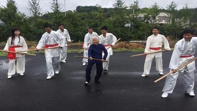 Abuelita de 94 es maestra de kung fu en China.