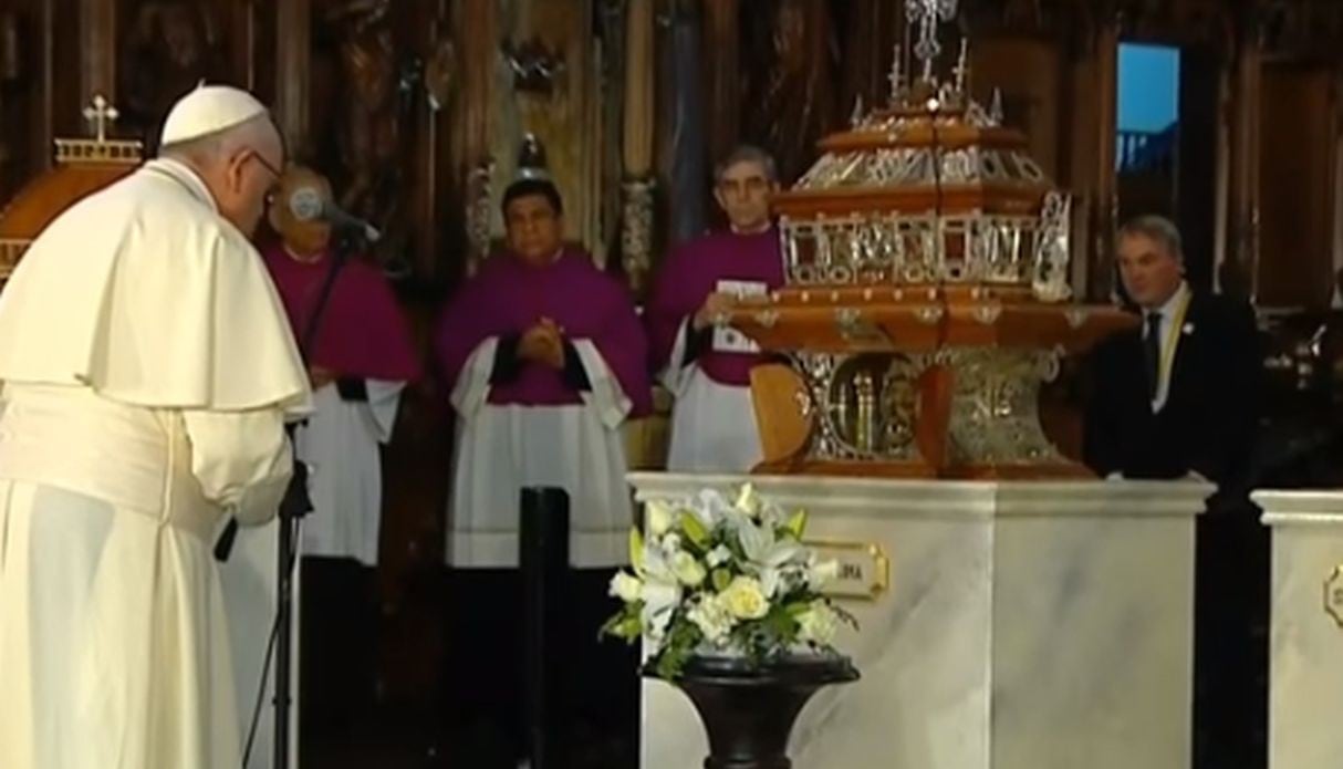 Papa Francisco venera reliquias de santos en la Catedral de Lima.