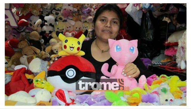 Aprovechando la fiebre la Pokémon GO, muchos comerciantes de Mesa Redonda venden peluches basados en las criaturas. (Nathalie Salazar)