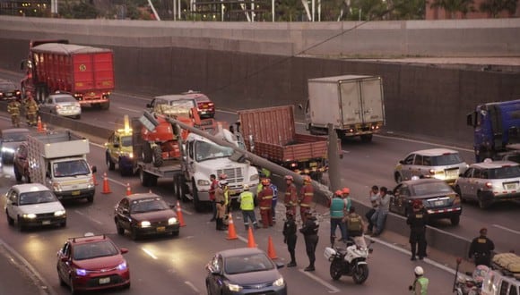 La Policía y los bomberos cercaron la zona del accidente de tránsito. (César Zamalloa/GEC)