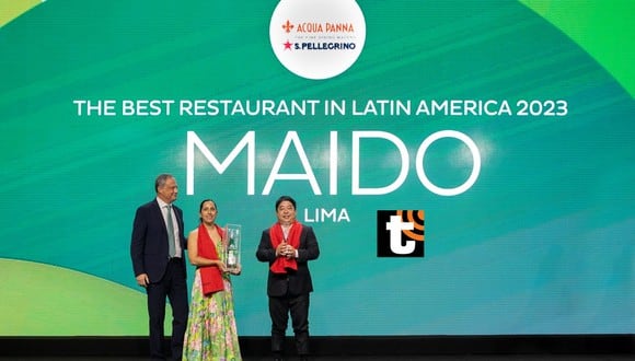 El chef Mitsuharu Tsumura de Maido subió al escenario para recibir su premio como Mejor restaurante de Latinoamérica de los 50 Best Latam.