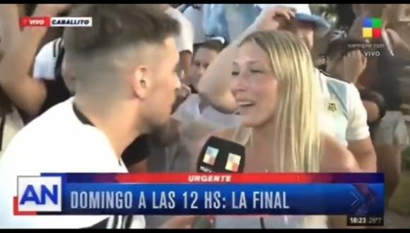 Hincha argentina se le declaró en vivo a periodista que se encontraba cubriendo las celebraciones. (Foto: Captura Trome)