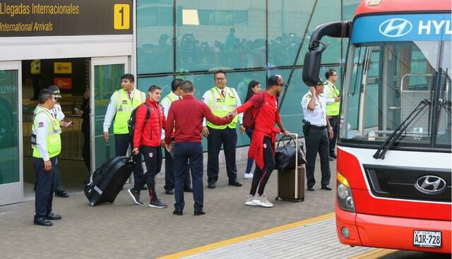 Selección peruana: Jugadores del torneo local llegaron a Lima en medio de la algarabía de la hinchada. (Fotos: Andina)