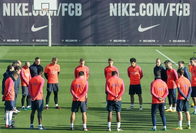 FC Barcelona y el minuto de silencio en honor al Chapecoense. Hicieron el homenaje antes de su entrenamiento de hoy.
