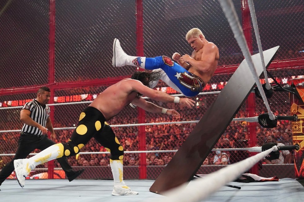 Tremendo ataque de Seth Rollins contra Cody Rhodes en la jaula de acero. (WWE Corporation)