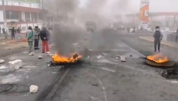 Manifestantes de La Joya en Arequipa bloquearon carretera exigiendo cierre del Congreso y nuevas elecciones. (Captura: Exitosa)
