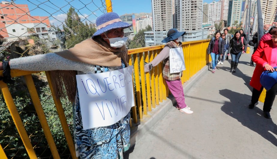 Un grupo de enfermos de cáncer se crucificó y realizó bloqueos callejeros en La Paz. (Foto: EFE)