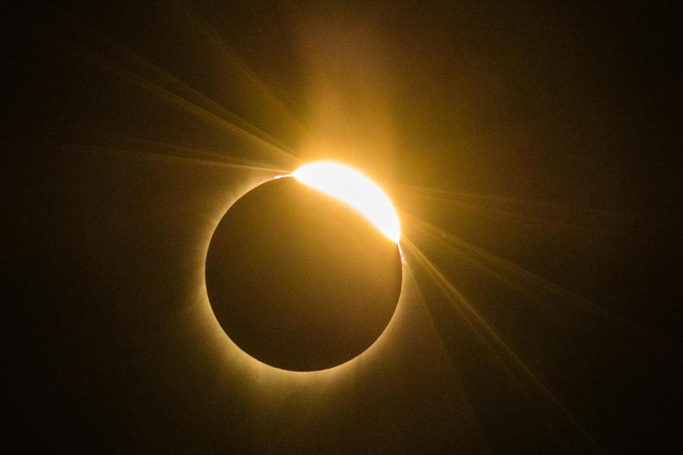El efecto de anillo de diamante es visible a medida que la luna pasa frente al sol durante un eclipse solar total. (Foto: AFP)