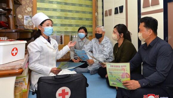 Esta fotografía tomada el 17 de mayo de 2022 y publicada por la Agencia Central de Noticias de Corea (KCNA) oficial de Corea del Norte el 18 de mayo muestra a un médico que promueve medidas de prevención de epidemias para prevenir la propagación del coronavirus Covid-19 en Pyongyang. (Foto de KCNA VIA KNS / AFP)THIS PICTURE WAS MADE AVAILABLE BY A THIRD PARTY. AFP CAN NOT INDEPENDENTLY VERIFY THE AUTHENTICITY, LOCATION, DATE AND CONTENT OF THIS IMAGE. /