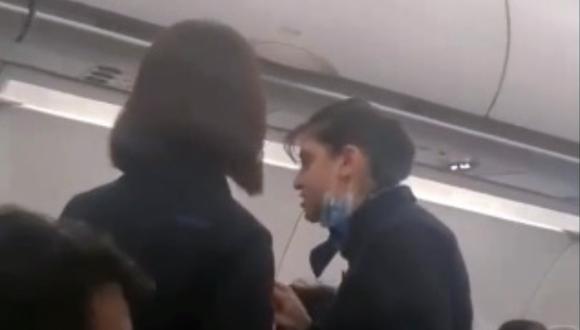 "No soy tu sirvienta": azafata se defiende y le grita a pasajero que la intentó callar en pleno vuelo. (Foto: @shukla_tarun / Twitter)