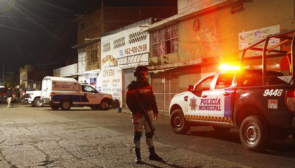 Miembros de la Guardia Nacional hacen guardia a metros del bar donde personas fueron asesinadas por un grupo armado que abrió fuego contra los clientes y el personal, en Irapuato, estado de Guanajuato, México, el 15 de octubre de 2022. (Foto de Mario ARMAS / AFP)