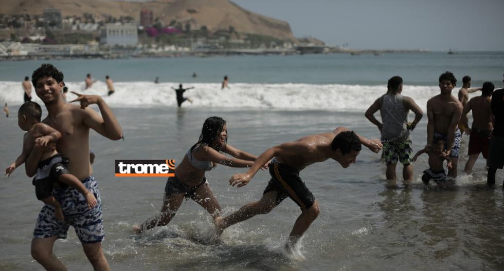 Temperatures in Lima families enjoying mid-winter sun and beach |  Abraham Levi |  August warm heat through El Nino coastal Chenamhi |  Costa Verde beaches dip cebiche chaufa ice cream beer |  IMP |  Provide