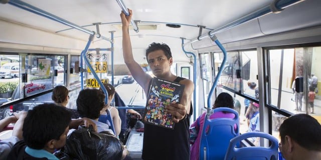 Escritor peruano que vende sus libros en buses pide ayuda para operar a su hijo