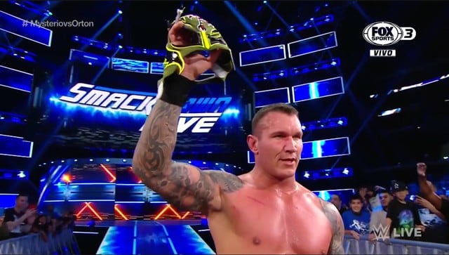 Rey Misterio Jr. sufrió la humillación a manos de Randy Orton. (Captura Fox Sports 3)