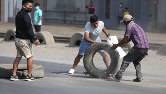 Manifestantes bloquean la carretera central a la altura de la entrada de Manchay, quemando llantas y obstaculizando la salida al centro de país. Foto: Julio Reaño/GEC