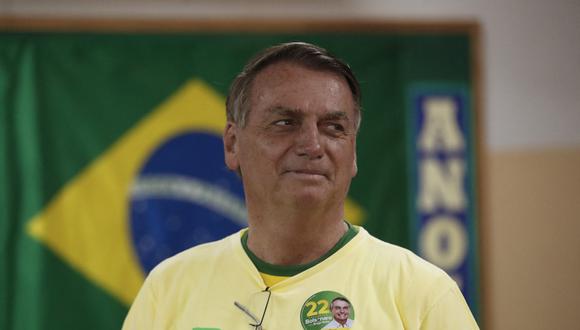 El presidente brasileño y candidato a la reelección, Jair Bolsonaro, observa mientras vota en un colegio electoral en Río de Janeiro, Brasil, el 30 de octubre de 2022, durante la segunda vuelta de las elecciones presidenciales.  (Foto por BRUNA PRADO / PISCINA / AFP)