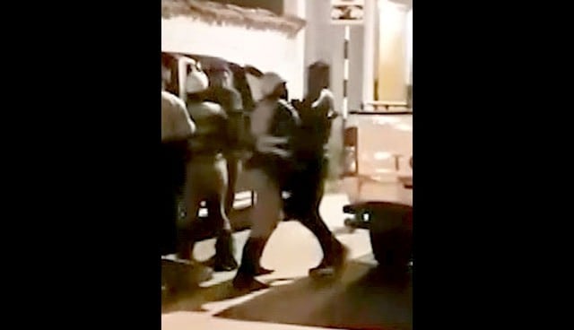 Familia entera golpea e insulta a policías que intentaron llevarse su auto al depósito por estacionar mal. Foto: Captura de 24 Horas