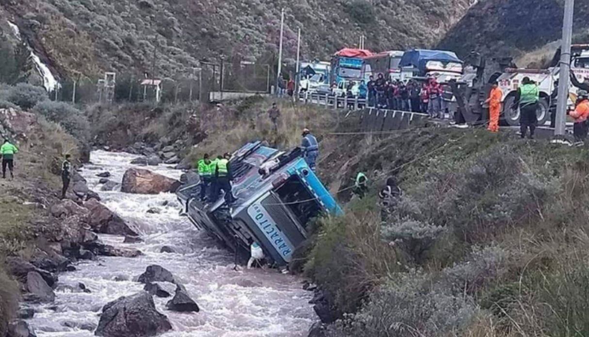 Al menos 10 muertos y 30 heridos tras caída de bus interprovincial al río en Casapalca. Foto: