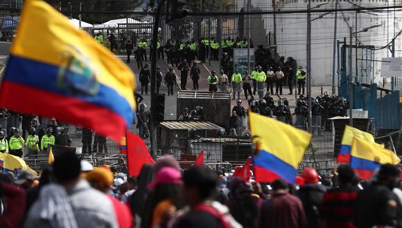 Decenas de policías y antimotines montan guardia durante el paro nacional convocado por la Confederación de Nacionalidades Indígenas del Ecuador. (EFE/ José Jácome).