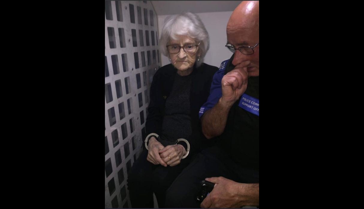 Anciana de 93 años fue detenida por la policía en Inglaterra (Fuente: Twitter/ Autor: sterlingsop)