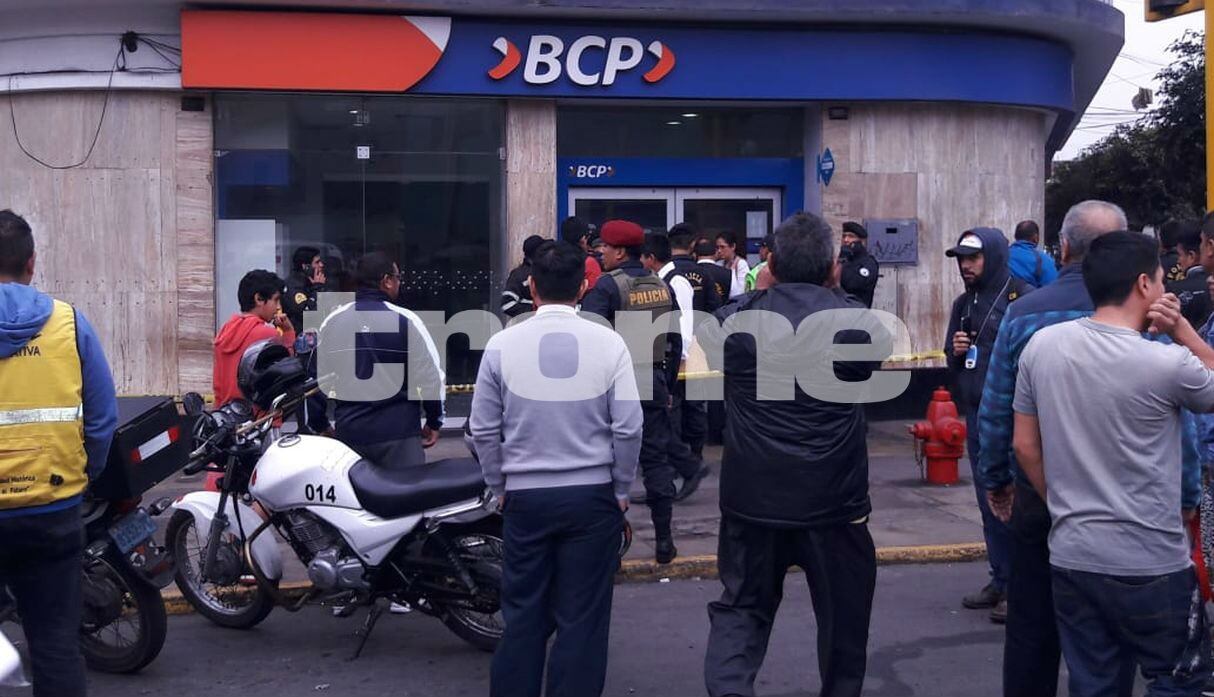 Delincuentes armados roban agencia bancaria BCP y son detenidos a a balazos. Foto: Trome