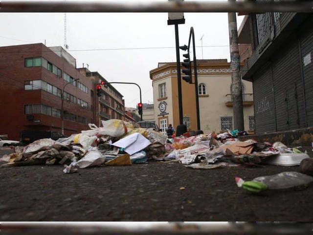 Trabajadores de limpieza arrojan basura en las calles del Cercado de Lima a modo de protesta. (Andina)