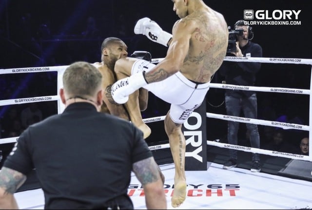 Brasileño Pereira retuvo su título con brutal nocaut de rodillazo volador. (Facebook: Glory Kickboxing)