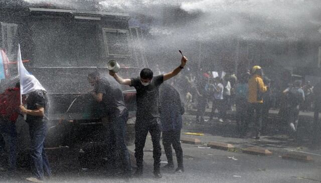 Conductores en Chile generan gran caos en las autopistas en protesta por los precios de peajes. Foto: AFP