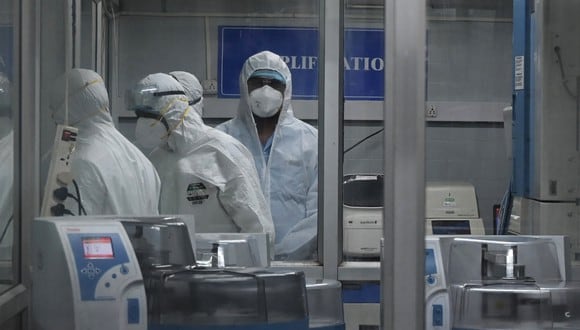 Los técnicos que usan trajes de equipo de protección personal se ven dentro de una instalación de laboratorio molecular en el Instituto King en Chennai el 28 de julio de 2022. (Foto referencial: Arun SANKAR / AFP)