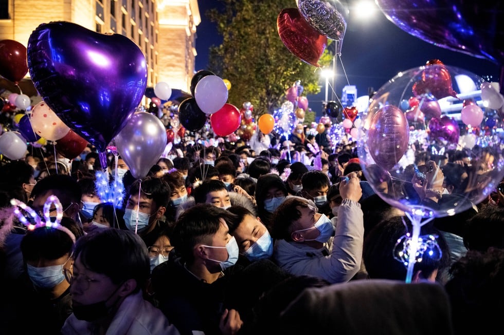 China: miles de ciudadanos llenaron las calles de Wuhan para recibir el Año Nuevo 2021. (Photo by NOEL CELIS / AFP)
