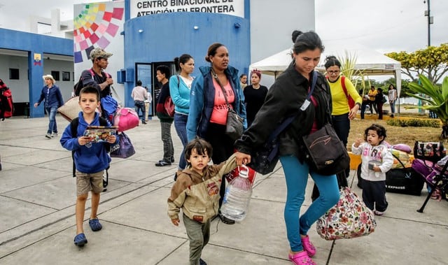 Venezolanos viven vía crucis para cruzar la frontera e ingresar al Perú.