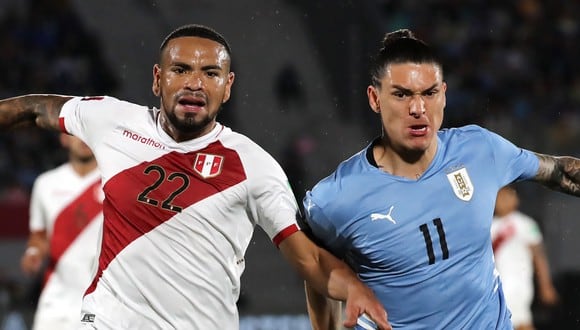 Peru's Alexander Callens (L) and Uruguay's Darwin Nunez (R) vie for the ball during their South American qualification football match for the FIFA World Cup Qatar 2022 at the Centenario Stadium in Montevideo on March 24, 2022. (Photo by Raul MARTINEZ / POOL / AFP)