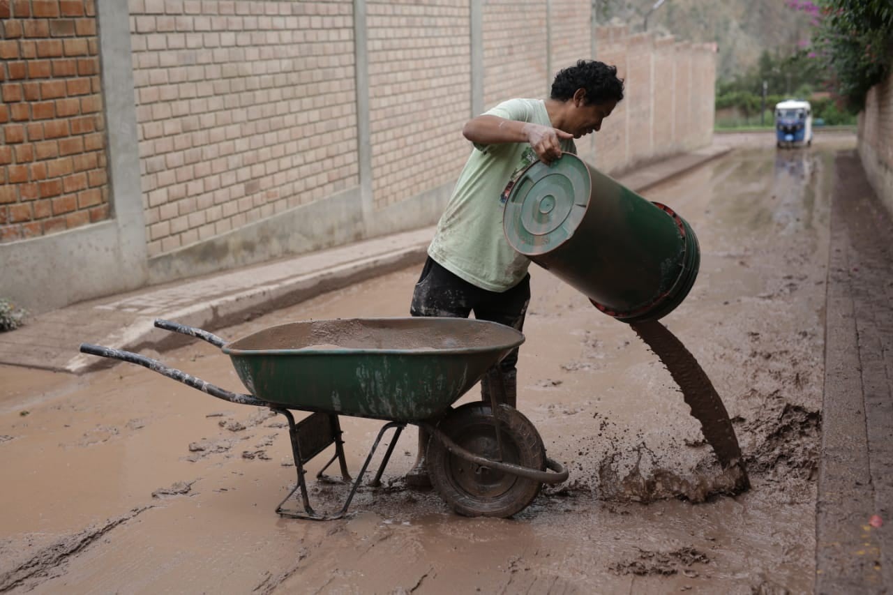 Desde temprano los residentes iniciaron los trabajos de limpieza de calles y viviendas que quedaron inundadas. (Fotos: Daniel Apuy / El Comercio)