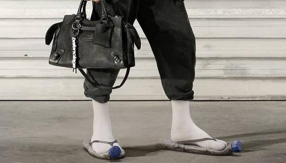 Bottle Slippers son las sandalias de botellas de plástico que ha lanzado Balenciaga a la venta. (Foto: Twitter)