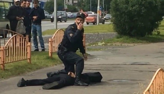 Hombre armado con cuchillo hiere a varias personas y es abatido por la policía en Rusia