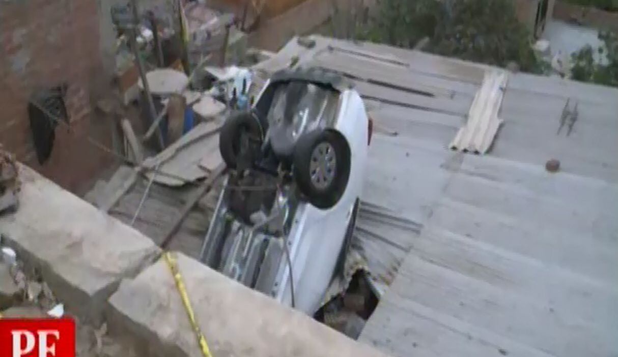 Auto cae sobre el techo de una vivienda y deja seriamente herida a una jovencita. Foto: Captura de América Noticias