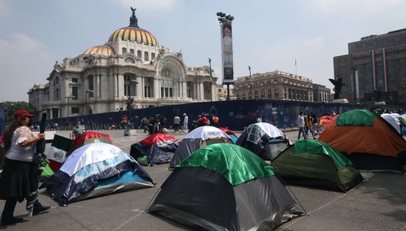 Vista del plantón de los seguidores y miembros del Frente Nacional Anti-AMLO (FRENAA) que continúan bloqueando a lo largo de Paseo de La Reforma y Avenida Juárez, con tiendas de campaña hoy, en Ciudad de México. (EFE/Sáshenka Gutiérrez).