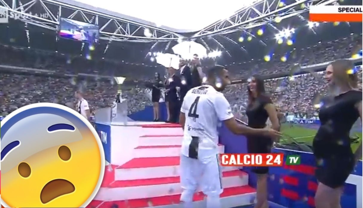 Benatia sufrió un hecho vergonzoso en la premiación de la Juventus.