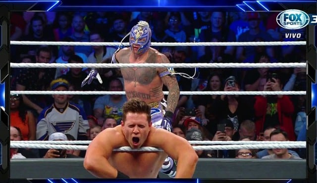 Rey Misterio derrotó a The Miz y escapó a tiempo del RKO de Randy Orton. (WWE)