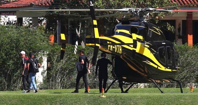 Neymar se robó el show al llegar en helicóptero al entrenamiento de Brasil