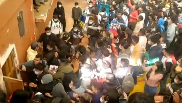 Avalancha de estudiantes en la Universidad Tomás Frías de la ciudad  de Potosí. (Foto: Twitter)