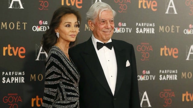 Mario Vargas Llosa e Isabel Preysler de la mano en los Premios Goya. Foto: EFE/AP