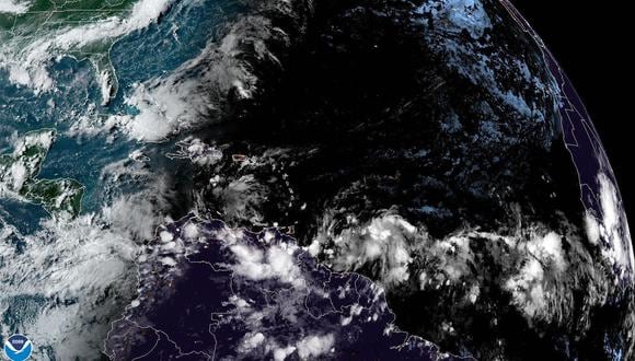 Fotografía satelital cedida por la Administración Nacional de Océanos y Atmósfera (NOAA) de Estados Unidos a través del Centro Nacional de Huracanes (NHC) donde se aprecia la situación del clima hoy lunes en el Atlántico. (Foto: EFE/ NOAA-NHC)