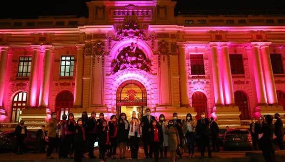 Hoy a las 7 pm se iluminará el edificio ministerial con el característico color rosa que representa esta efeméride.
