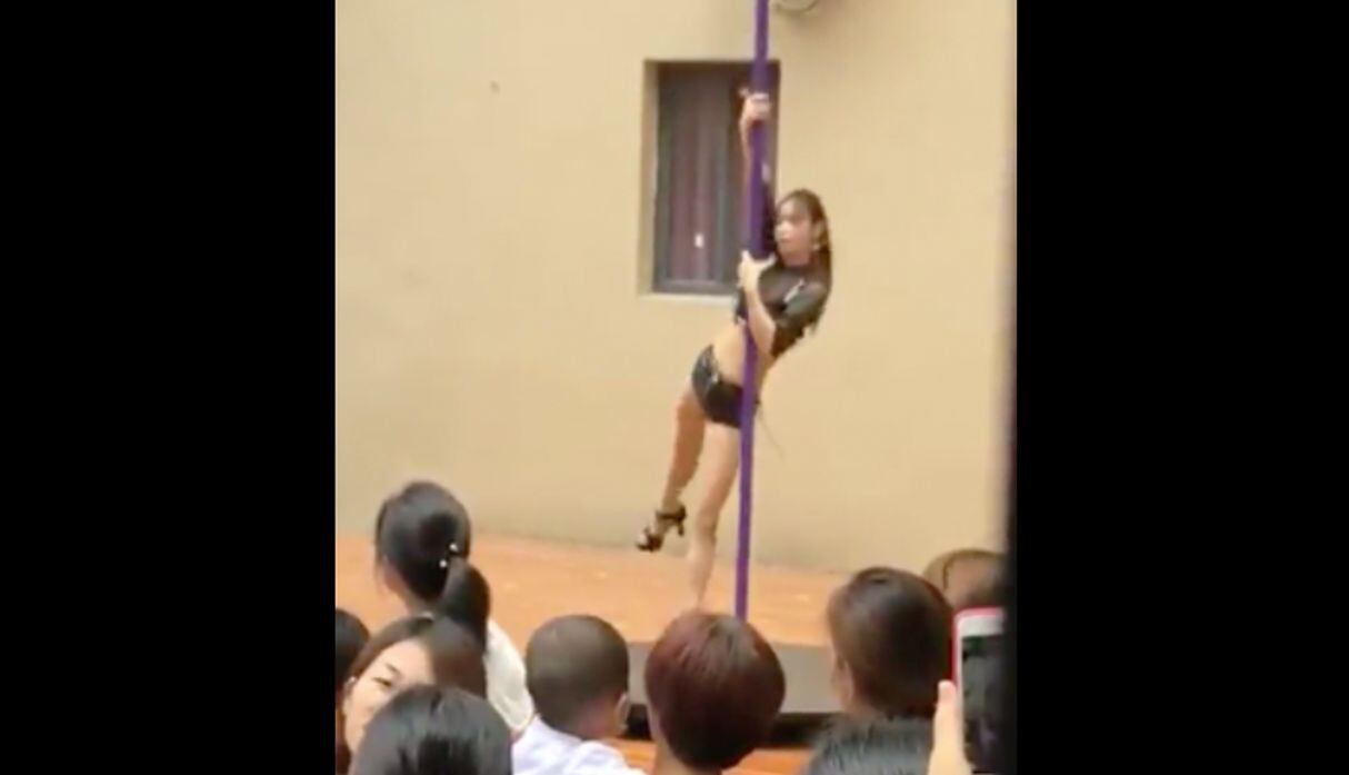 Bailarina erótica en inauguración de kindergarten desata indignación. (Capturas: YouTube)