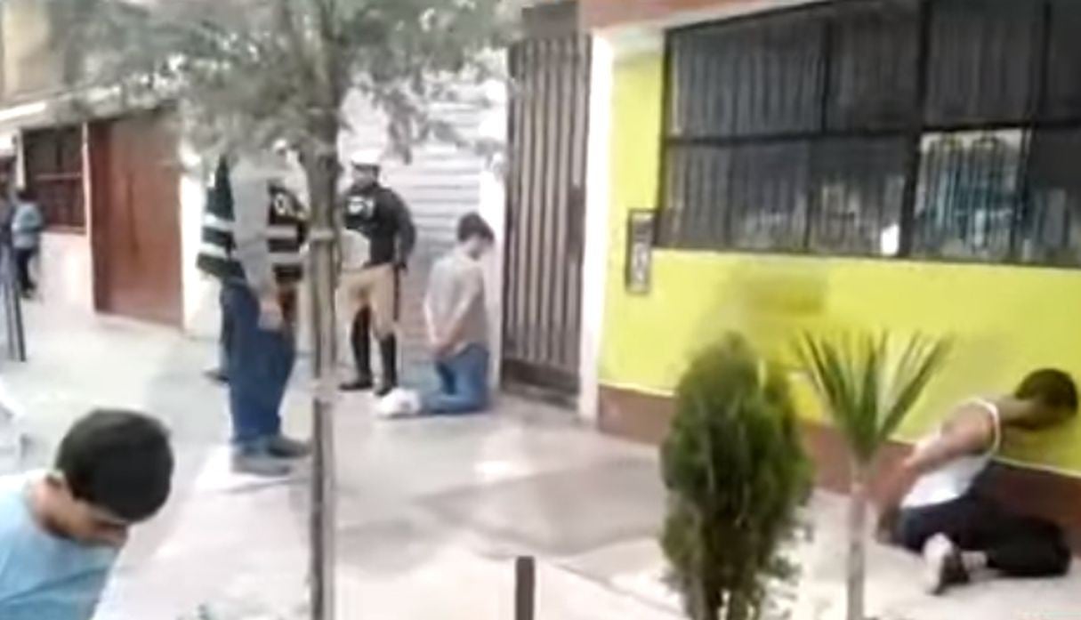 Tras intensa persecución, caen extranjeros que iban a asaltar banco. Foto: Captura de ATV+