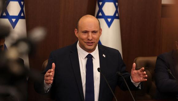El primer ministro israelí, Naftali Bennett, habla durante una reunión semanal del gabinete en Jerusalén el 1 de mayo de 2022. (Foto de Menahem KAHANA / POOL / AFP)