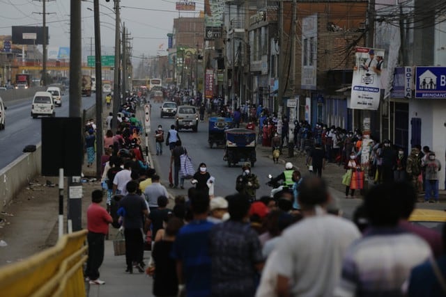 Desde tempranas horas de este jueves un numeroso grupo de personas forman cola para ingresar al mercado Huamantanga. (Foto: César Grados)