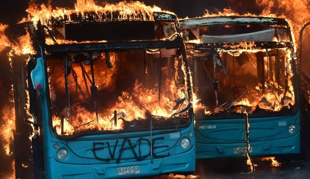 Nuevas protestas en Santiago de Chile pese al “Estado de Emergencia”. (Foto: AFP)